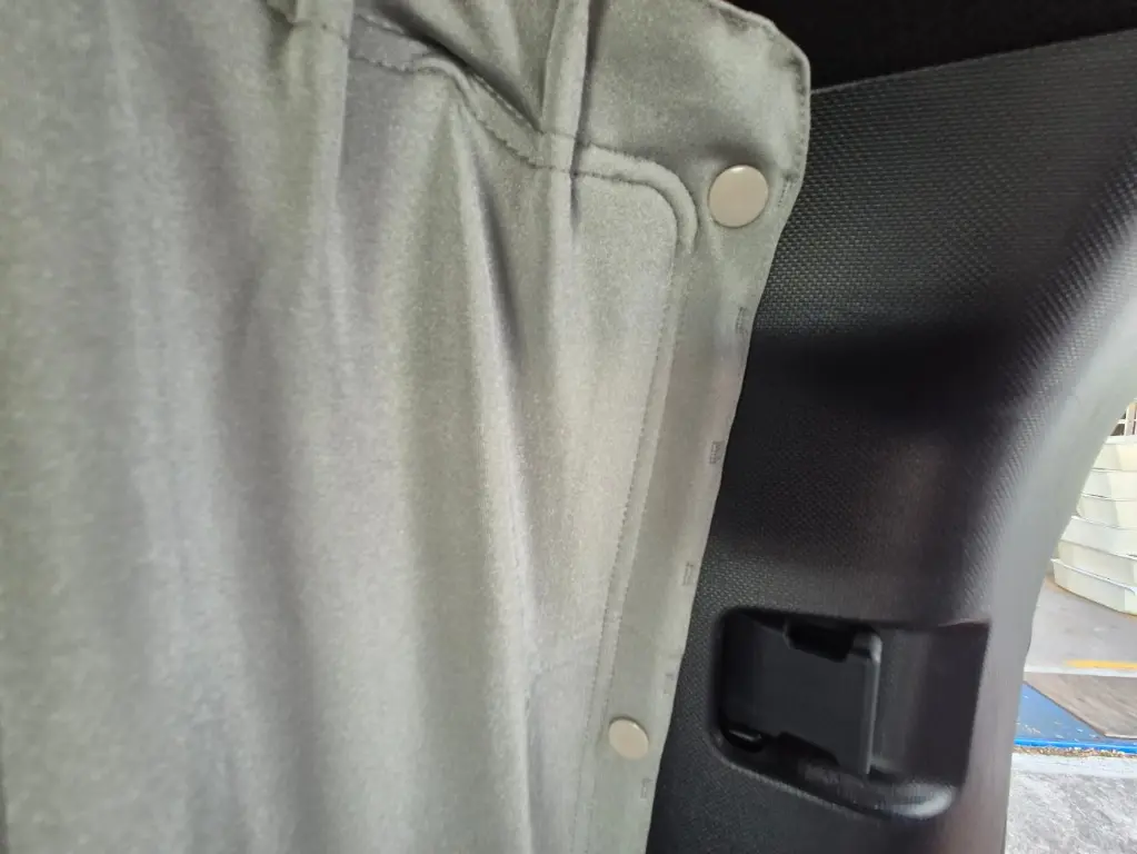 Toyota Vellfire Blinds - Closeup.webp